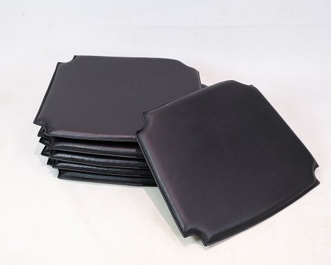 Sæt Af 6 Hynder - Pasform Model CH24 - Sort Læder - Hans J. Wegner
Flot stand
