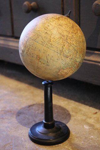 Decorative, antique 19th century mini globe in papier-mâché on a black wooden 
base.
H:28cm...