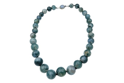 Necklaces with agates and silver lock