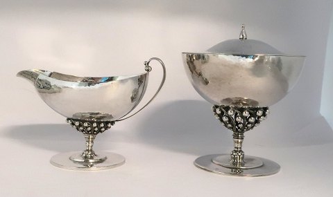 Georg Jensen. Sølv sukkerskål & flødekande. Johan Rohde. Model 43. Højde på 
sukkerskål 14 cm. Produceret 1920erne.