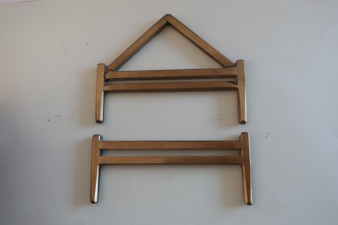 Unika messing ophæng til klokkestreng
Håndlavet
Design: P. H. J., Danmark
B: 9cm
Fra 1960-erne