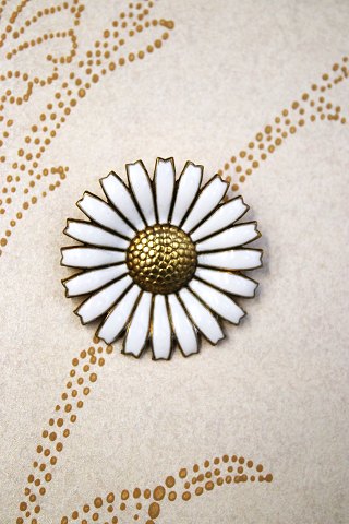 Gammel Marguerit / Daisy broche i sterling sølv 925S og hvid emalje
fra A. Michaelsen. 
Dia.: 4cm.
