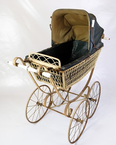 Antique Pram - Wicker Basket & Original Black Canopy - Metal Frame - Year 1900
Great condition
