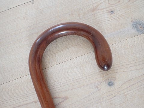 Klassisk mahogni stok med bøjet greb og metal dupsko.