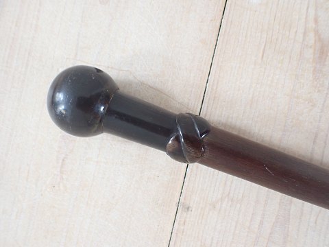 Stok med sort/brun knop af udskåret horn.