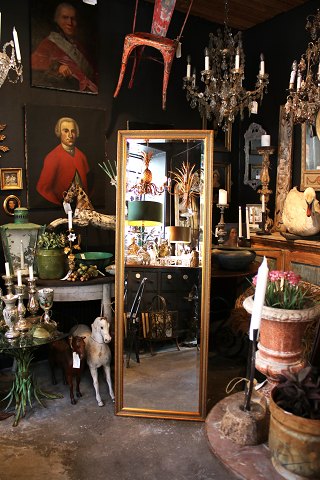 Gammelt væg spejl med facetslebet spejlglas fin fin dekoreret guldramme. 
Højde 170cm.