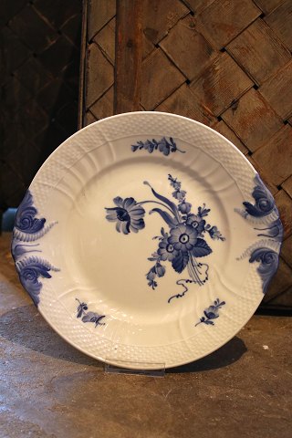 Royal Copenhagen Blue Flower Curved cake plate with handle. Dia.: 27cm.  
RC#10/1864...