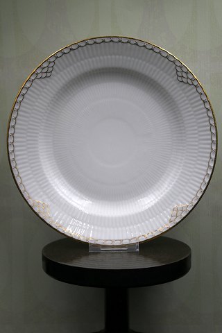 Sjælden Royal Copenhagen middagstallerken i Prinsesse med guld dekorationer.
år 1850-70...