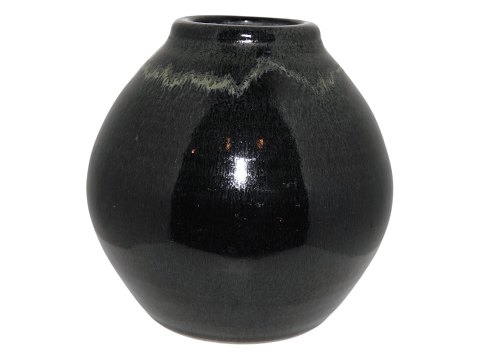 Dahl Jensen art pottery
Vase with black glaze from 1925-1928