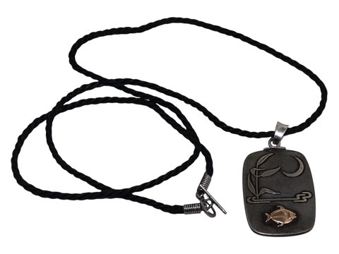 Georg Jensen
Mørkt vedhæng med fisk med fugl fra 1944-1950