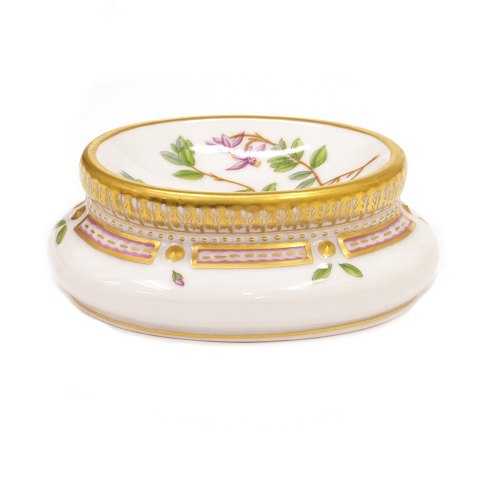 Flora Danica saltkar 3625. Royal Copenhagen 
saltkar 3625 "Oxycoccus palustris Rupr.". H: 
4,5cm. L: 11cm