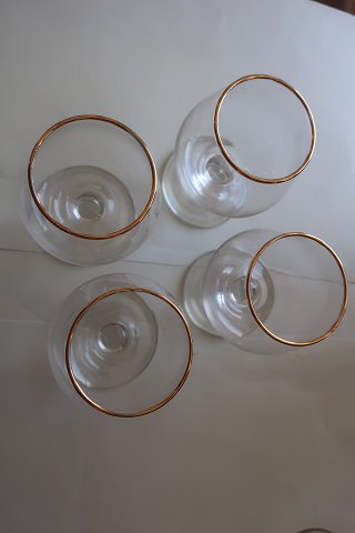 Glasses for cognac/brandy with gilt edge
H: 9cm
From the 1950-years
We have: 4 stk.
Price pr. stk: DKK 25,- 
Price for all 4 glasses: DKK 70,-
We prefer to sell all 4 glasses together
In a good condition