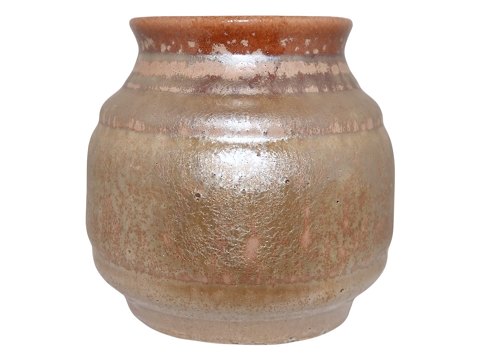 Dahl Jensen art pottery
Vase with gold glaze from 1925-1928