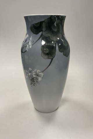 Royal Copenhagen Art Nouveau Vase med Blomster No 1366 / 137