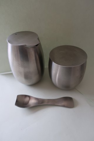 Bodum, Denmark
Set for sugar and milk
Both are with a lid
Made of stainless steel
The very beautiful designed sugar spoon is included
Design: C. Jørgensen, Denmark
In a good condition