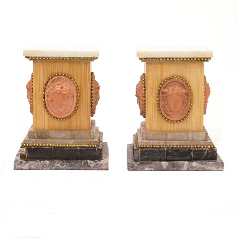 Pair of small mid-19th century marble and wood 
pedestals. H: 14,5cm. Base: 11,5x11,5cm