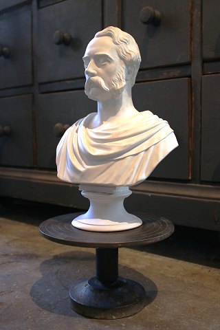 Old turning disk in iron with a very fine patina.
Fine as a pedestal to display art objects on.