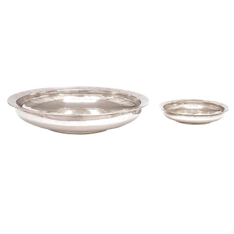 Pair of two Hans Hansen sterlingsilver 
plates/bowls dated 1948. H: 2,5 & 5cm. D: 13 & 
24cm. W: 872gr