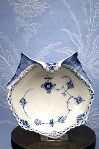Royal Copenhagen Blue Fluted Half Lace Shell-shaped Bowl.
Decoration number: 1/557...
