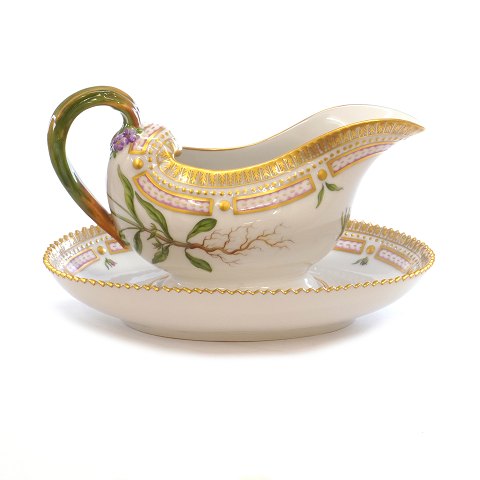 Flora Danica sauciere.  Royal Copenhagen Flora 
Danica saucekande #3556. H: 14,5cm. L: 23cm