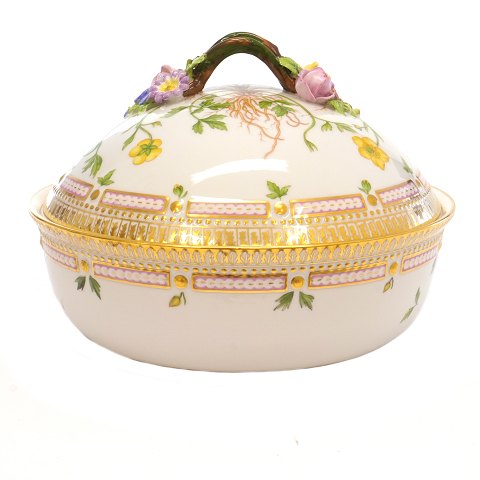 Royal Copenhagen Flora Danica tureen #3568. 
"Ranuncutus repens L." Year 1961-62. H: 17cm. D: 
23,5cm