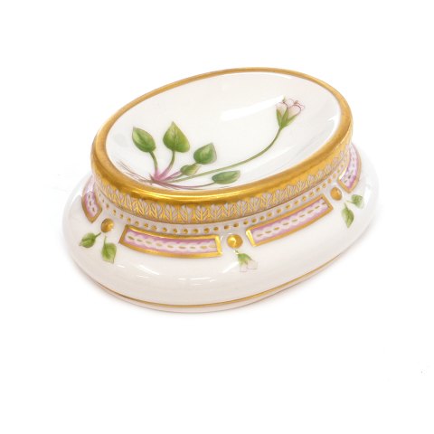 Royal Copenhagen Flora Danica salt dish 3625. 
"Parnassia Kotzebuei Cham.". Year 1969-73. H: 
4,5cm. L: 11cm