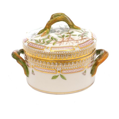 Flora Danica sukkerskål 3624. Royal Copenhagen 
Flora Danica sukkerskål 3624. "Stellaria humifusa 
Rottb.". H: 8cm. D: 8,3cm