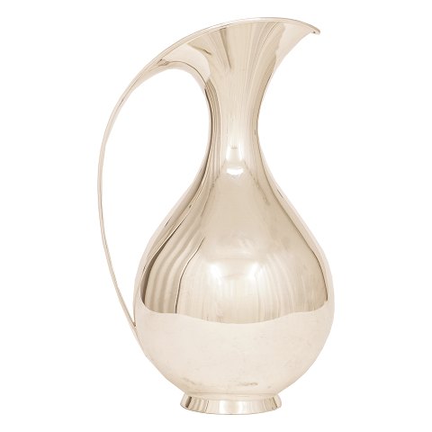 Large 1,5L sterlingsilver pitcher by Kay Fisker, 
Denmark, 1971. Manufactured by Michelsen, 
Copenhagen. H: 26,5cm. W: 791gr