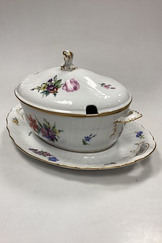 Royal Copenhagen Saksisk Blomst Let Terrin No. 1666 med underfad No. 493/1671