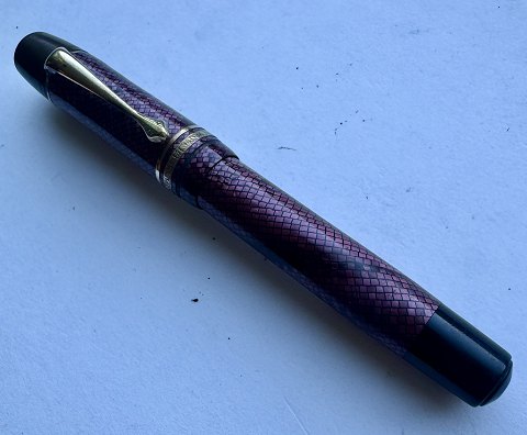 Burgundy snakeskin fountain pen 
LOOK VERY MUCH AS A PELIKAN PRODUCT