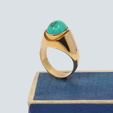 Ring of 14k gold, set with a turquoise