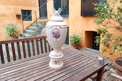Royal Copenhagen
Enormous lidded jar with eagle on top