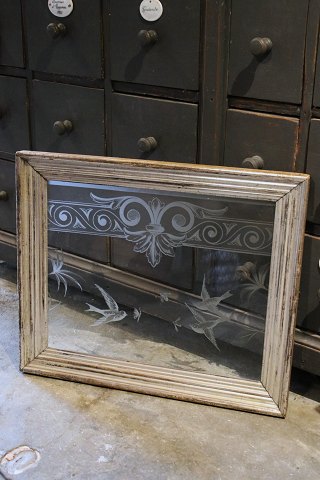 Dekorativt ,1800 tals glas med ætset dekorationer med fugle motiv i en original 
1800 tals sølvramme...