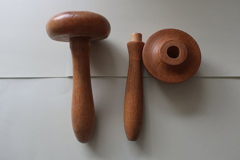 Darning eggs
These darning eggs have been used by darning the sock
They are both in a good quality and in a good condition
They can be taken apart to make it possible to store the needles in the space
L: 12,5cm (left) 11,5cm (right)
