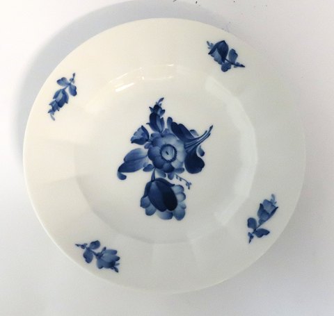 Royal Copenhagen. Blue flower. Cake plate. Model 8518. Diameter 17.5 cm. (2 
quality)
