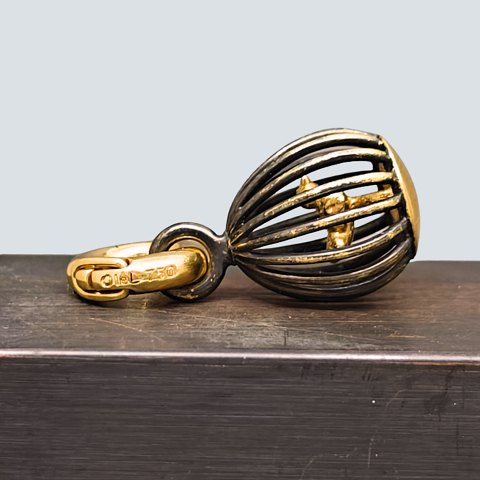 Ole Lynggaard; Sweet drops charm in 18k gold, birdcage