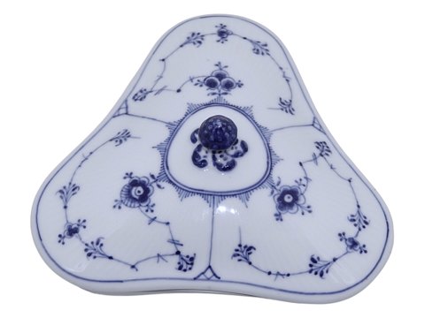 Blue Fluted Plain
Small and rare triangular lidded bowl