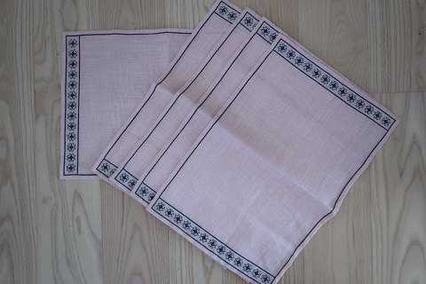 Old place matsBeautiful place mats, with embroidery made by hand44cm x 30cmIn a good condition We have: 5 items = 1 set