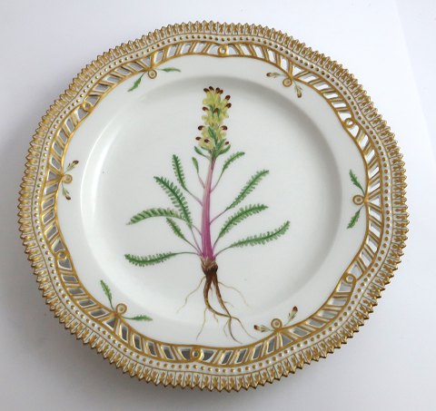 Royal Copenhagen, Flora Danica. Frokost tallerken med gennemskåret bort. Design #3554. Diameter 23 cm. (1 sortering). Pedicularis flammea L