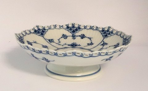 Royal Copenhagen. Blue fluted, full lace. Small round bowl on foot. Model 1023. 
Height 6 cm. Diameter 17,5 cm. (2 quality)