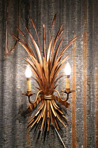 Large gilded Hans Kögl metal wall lampin Hollywood Regency style from the 60s...