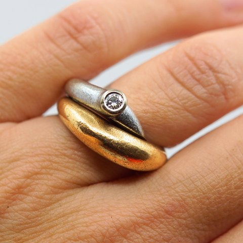 Ole Lynggaard; Fidelity ring of 14k gold and white gold, set with diamond