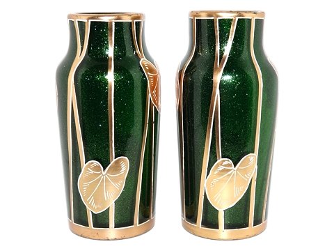 To små Jugend grønne glas vaser med gulddekoration fra omkring 1900-1920
