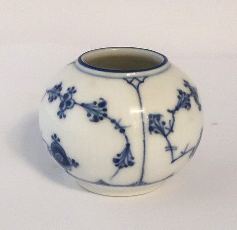 Royal Copenhagen. Musselmalet, riflet. Lille kuvertvase. Model 498. Højde 5,5 cm. (1 sortering). Produceret før 1923