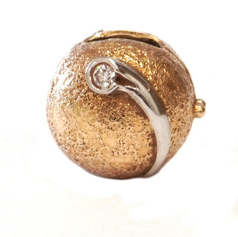 Ole Lynggaard kuglelås i 14kt guld med to diamanter. Stemplet Ole Lynggaard. D: 14mm