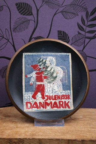 Gammel terrakotta tallerken  / platte med bemalet motiv af julemærket fra Julen 1944...