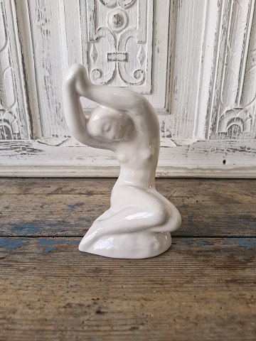 Hjorth figur - kvinde i hvid glasur no. 573