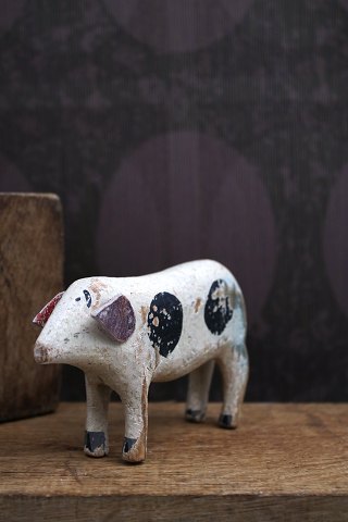 Dekorativ , gammel gris i udskåret træ med fin original bemaling og øre , samt hale i læder...