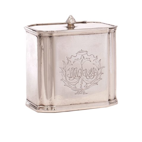 Regence silver tea caddy by Johan Mehl, Viborg, Denmark, 1725-65. H: 8cm. W: 7,7cm