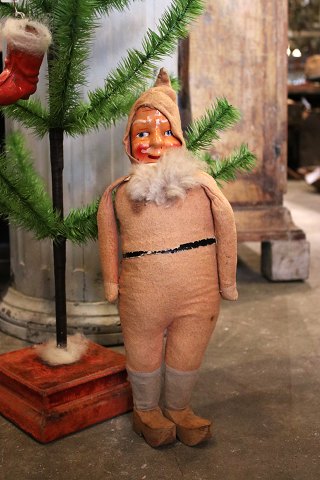 Fin, gammel nisse med krop stoppet med halm , filt dragt , træsko og ansigt i bemalet papmache...